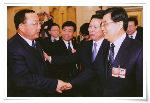 在十一届全国人大会议上，时任中共中央总书记胡锦涛亲切接见集团创始人刘庆年