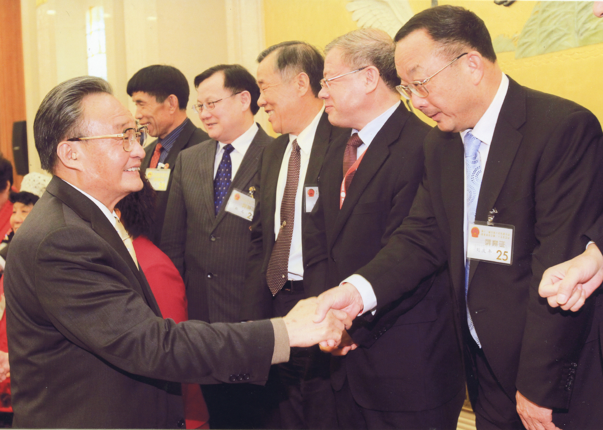 在十一届全国人大常委会25次会议上，时任吴邦国委员长亲切接见集团创始人刘庆年